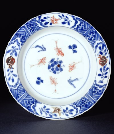 Plato decorado en azul bajo vidriado con toques de rojo cobre, dinastía Ming tardía, c.1630 de Chinese School